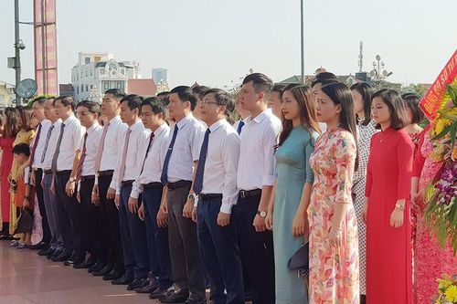 Sở Tư pháp Nghệ An dâng hoa báo công mừng 130 năm ngày sinh Chủ tịch Hồ Chí Minh.