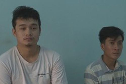 Hai thanh niên cầm dao ra quốc lộ 'xin tiền' uống rượu