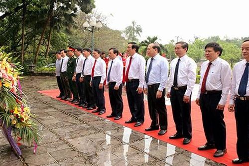 Lãnh đạo tỉnh Phú Thọ dâng hoa kỷ niệm 130 năm Ngày sinh Chủ tịch Hồ Chí Minh