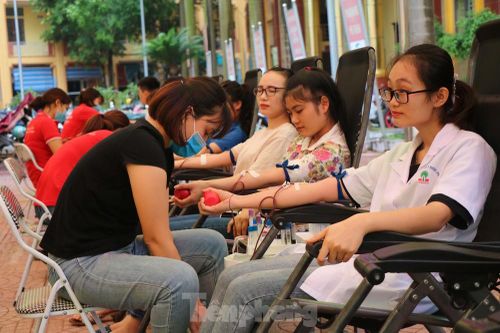 Trao giọt hồng yêu thương mừng sinh nhật Bác