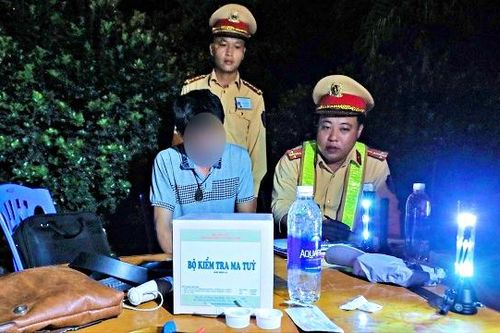Tài xế dính ma túy: Uống 11 chai nước câu giờ, chống đối CSGT