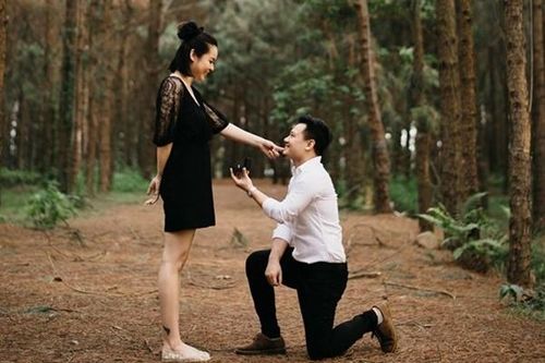 Vũ Hạnh Nguyên bất ngờ khi nhạc sĩ Đức Cường quỳ gối cầu hôn