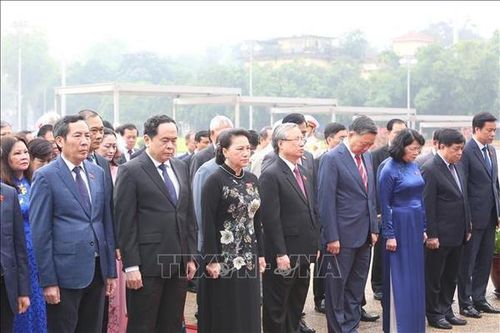 Lãnh đạo Đảng, Nhà nước và các ĐBQH vào Lăng viếng Bác