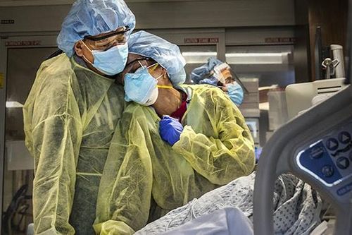 Phút sinh ly tử biệt của bệnh nhân Covid-19 trong vòng tay gia đình