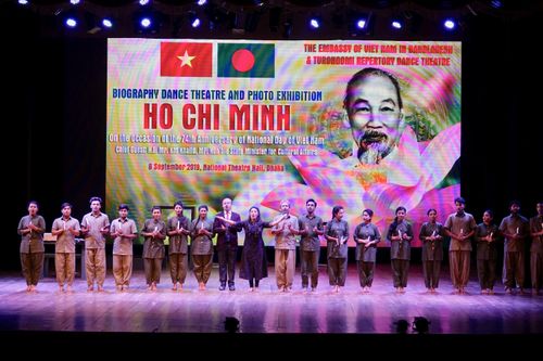 Hồ Chí Minh: Hành trình đi tìm ánh sáng