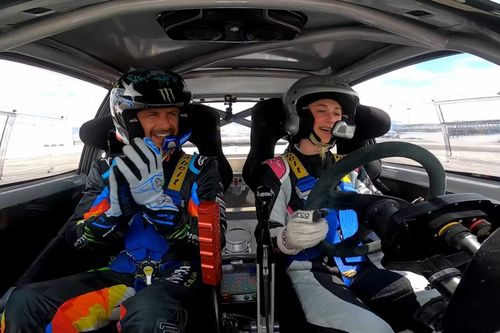 Con gái 13 tuổi của tay đua Ken Block trổ tài drift vô cùng điêu luyện