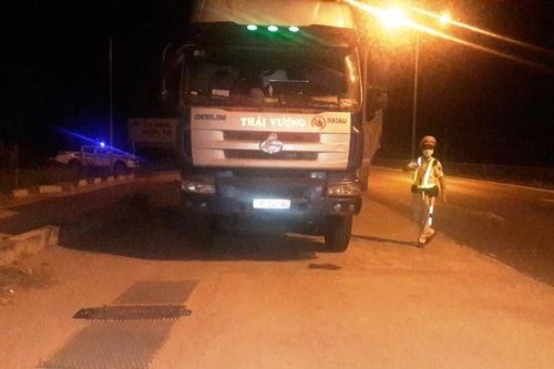 Phạt 36 triệu, tước GPLX 2 tháng tài xế chở quá tải, cố thủ trên xe 5 tiếng