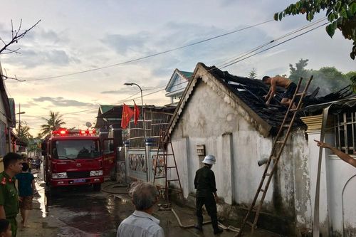 Cháy chuồng bò trong chiều nắng nóng ở Nghệ An