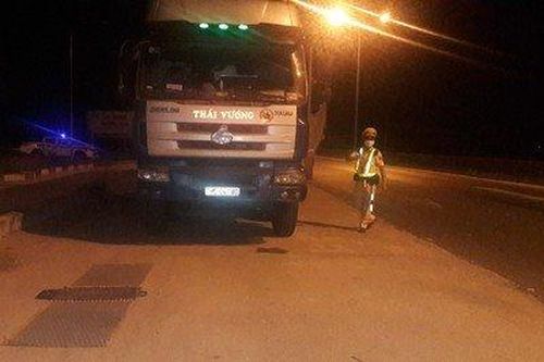 Tài xế cố thủ trên xe 5 giờ đồng hồ khi bị yêu cầu kiểm tra tải trọng