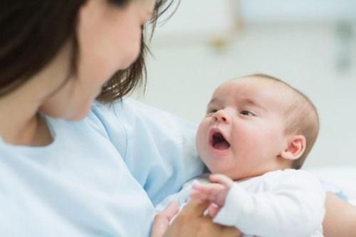 Mẹ chồng, nàng dâu 'từ mặt' vì thói quen thơm má trẻ