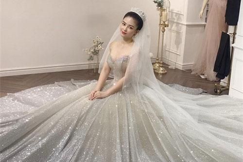 Dương Hoàng Yến khoe ảnh mặc váy cưới lộng lẫy, sao Việt 'ùn ùn' chúc mừng
