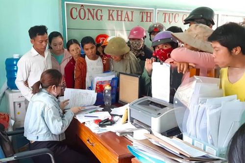 Cấp tiền hỗ trợ cho đối tượng bị ảnh hưởng của dịch Covid-19