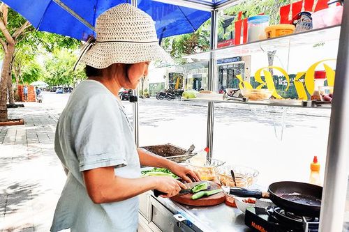 Phụ nữ mất việc làm gặp khó