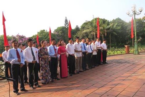 Lãnh đạo thành phố Tam Điệp dâng hương tưởng niệm Chủ tịch Hồ Chí Minh