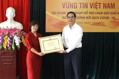 Tiếp nhận và trao quà hỗ trợ cho công nhân lao động có hoàn cảnh khó khăn
