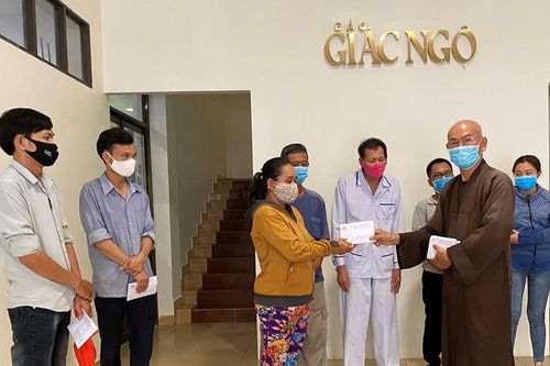 Trao hơn 300 triệu đồng đến bệnh nhân khó khăn