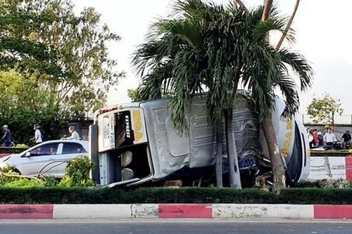 Xe khách Hoa Mai lật giữa đường, 4 người bị thương