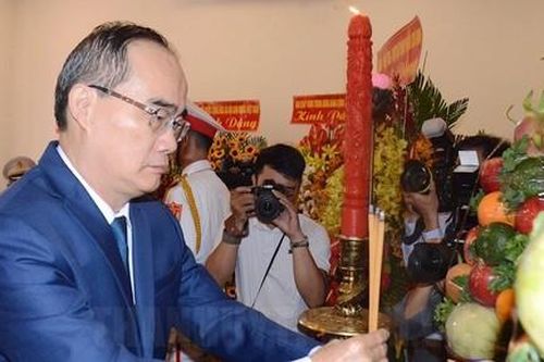 Đoàn đại biểu TPHCM dâng hương tưởng niệm Chủ tịch Hồ Chí Minh