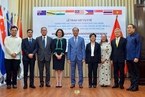 Việt Nam trao tặng vật tư y tế trị cho 8 nước phòng chống COVID-19