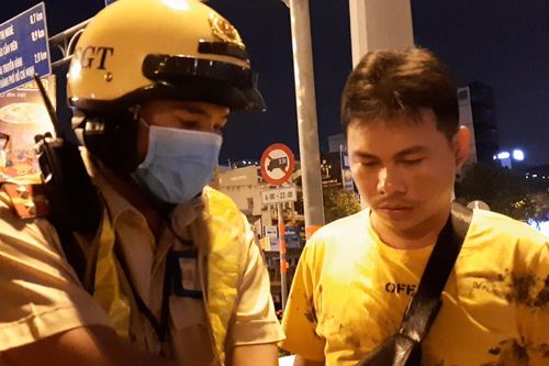 Vượt nồng độ cồn, nam thanh niên năn nỉ CSGT nhưng vẫn bị phạt mức cao nhất