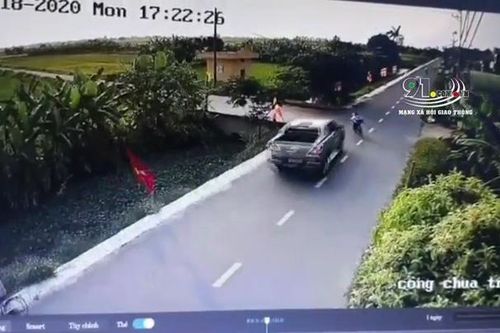 Clip: Xe bán tải kéo lê cháu bé đi xe đạp, rồi lao xuống sông