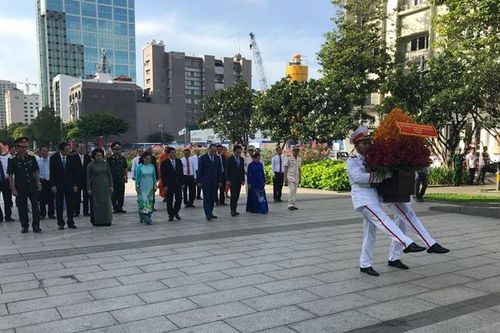 Dâng hương tưởng niệm Chủ tịch Hồ Chí Minh