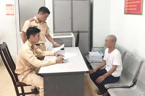 Xử phạt người buông 2 tay khi điều khiển xe máy