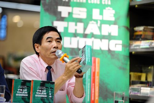 'Tiền nhuận bút viết sách rất ít trong thu nhập của tôi'