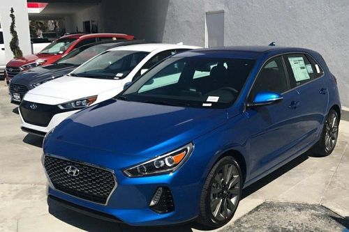 Mang ôtô đến đại lý bảo dưỡng, chủ xe phải trả 6.000 USD tiền bãi đỗ