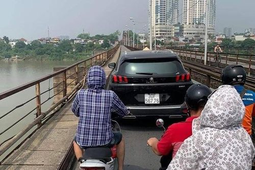 Phạt 1,5 triệu đồng, tước GPLX 2 tháng với nữ tài xế lái xe lên cầu Long Biên