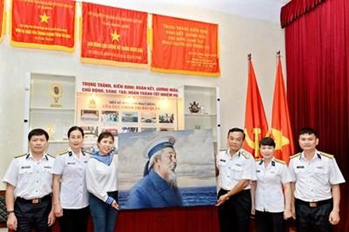 Họa sĩ Nguyễn Thu Thủy trao tranh chân dung Bác Hồ tặng Bộ tư lệnh Quân chủng Hải quân