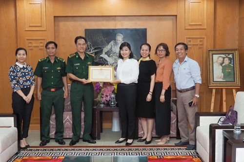 Tặng bằng khen cho Báo SGGP vì có nhiều thành tích tuyên truyền về Bộ đội Biên phòng phòng, chống dịch Covid-19