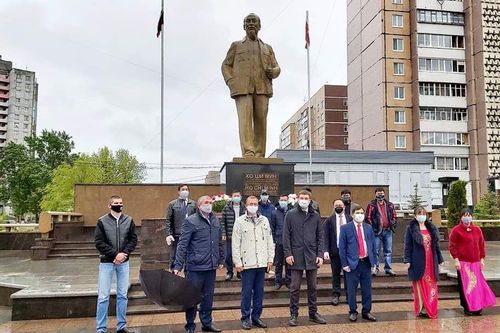 TLSQ Việt Nam tại Ekaterinburg tổ chức lễ dâng hoa nhân kỷ niệm 130 năm Ngày sinh Chủ tịch Hồ Chí Minh
