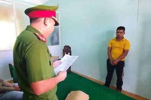 Khởi tố 3 bị can đánh công an trong sới bạc ở Quảng Nam