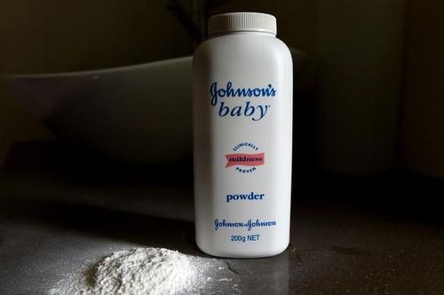 Bị cáo buộc có chứ chất gây ung thư, Johnson & Johnson ngừng bán phấn rôm trẻ em tại Mỹ