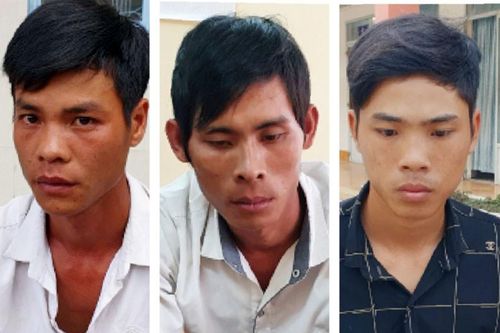 Ba đối tượng kề dao vào cổ người đi đường cướp tài sản