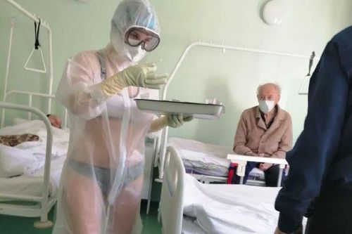 Nga: Xôn xao cảnh nữ y tá mặc đồ lót dưới áo bảo hộ cho đỡ nóng
