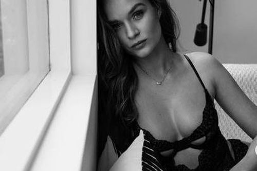 'Thiên thần nội y' Josephine Skriver gợi cảm với nội y ren khi ở nhà tránh dịch