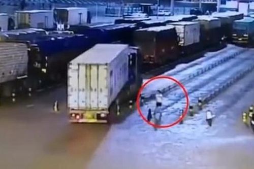 Xe tải đang chạy bị nổ lốp, hất văng người đi đường