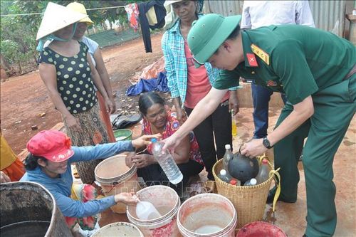 'Giọt nước nghĩa tình' quân dân biên giới