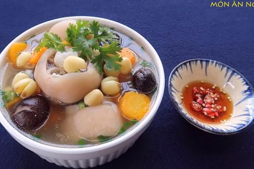 Mẹ sau sinh ăn món chân giò hầm hạt sen, sữa chảy về ào ào con bú không hết
