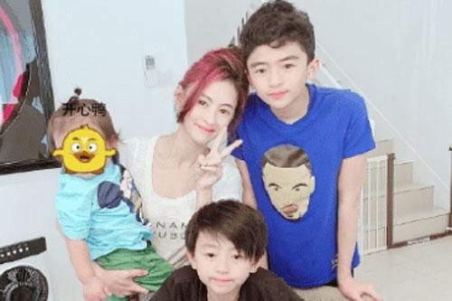 Chỉ với 1 bức ảnh Trương Bá Chi để lộ việc cậu út là con lai, danh tính bố đứa bé lại trở thành đề tài tán xôn xao
