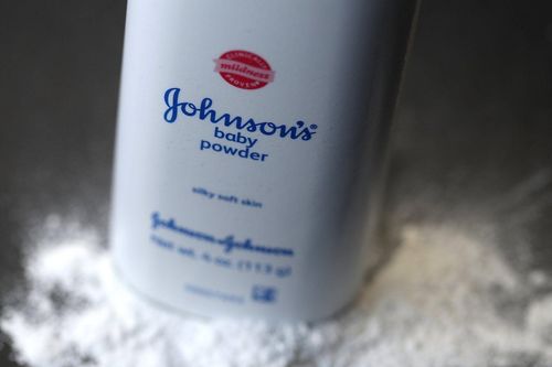 Johnson & Johnson ngừng bán phấn rôm ở Mỹ và Canada do bê bối chất gây ung thư