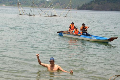 Người đàn ông 58 tuổi ở TP. Pleiku bơi 4 km vượt Biển Hồ