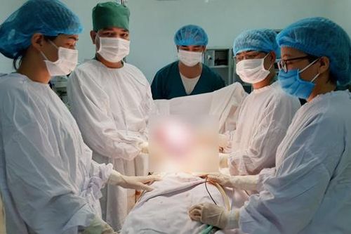 Bệnh viện Đa khoa huyện Bát Xát: Phẫu thuật thành công khối u nang buồng trứng nặng 4,5 kg
