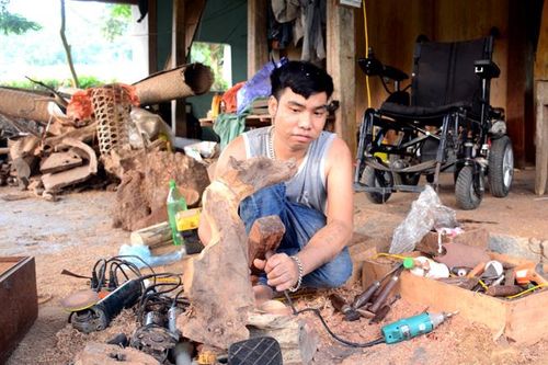 Đứng vững trên đôi chân tật nguyền