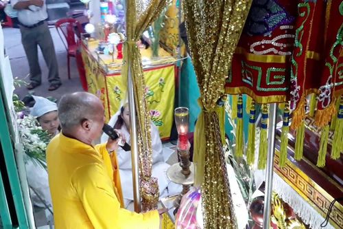Đi tụng kinh đám tang có phải là thấp kém?