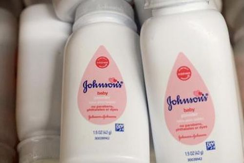 Johnson & Johnson ngừng bán phấn rôm trẻ em vì cáo buộc có chất gây ung thư