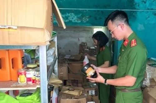 Trên 1.000 nguyên liệu pha chế trà sữa không nguồn gốc trong kho hàng