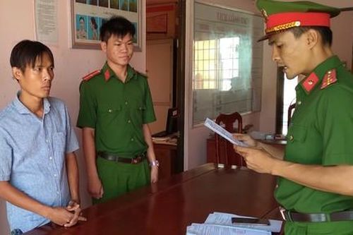 Mang dao ra đường chặn xe cấp cứu xin tiền mua rượu uống